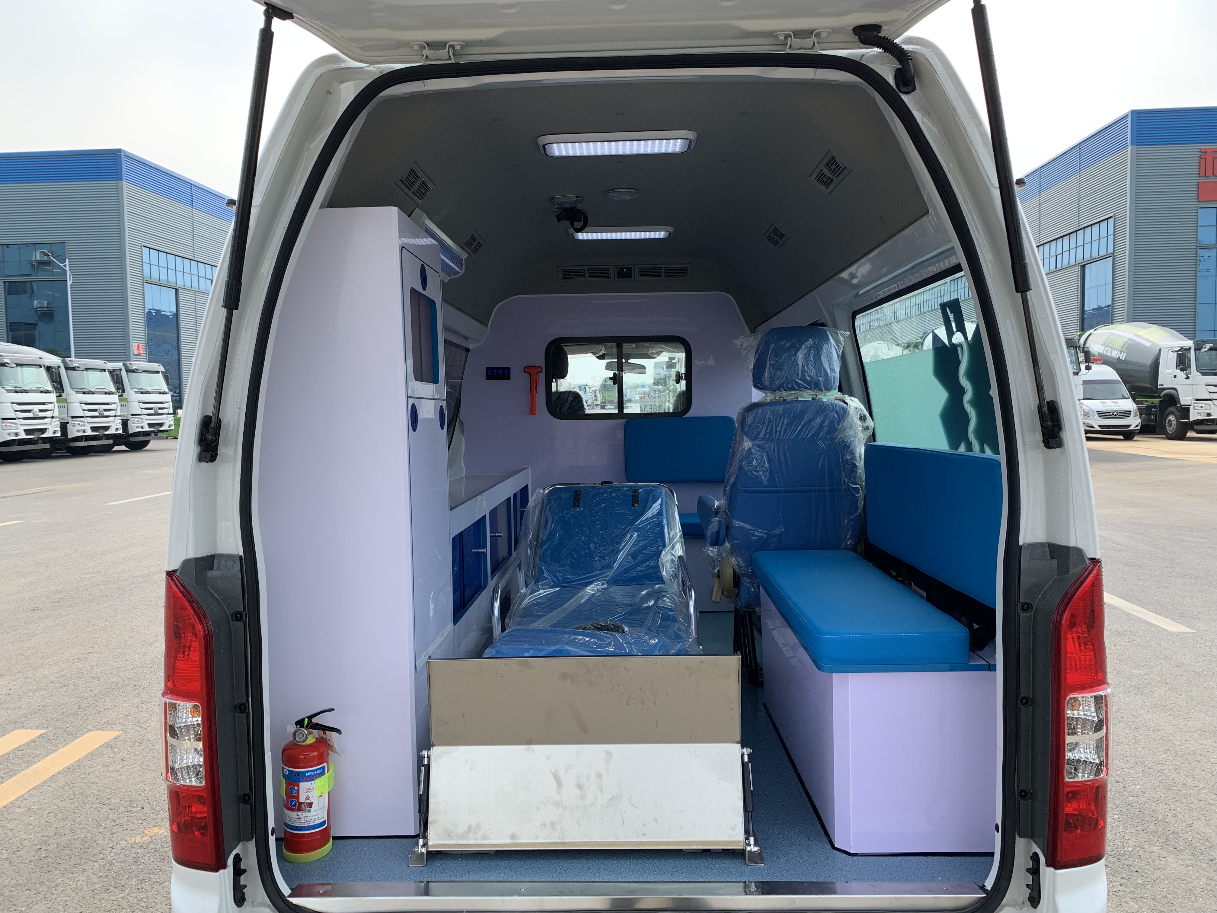 程力重工牌CLH5030XJHB6型救護(hù)車